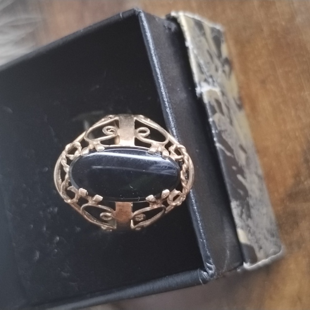 Elegant Gold Ring with Black Opal Filagry Chain Design